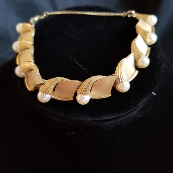 Crown Trifari Scalloped Gold and pearl necklace - Picture 4 of 4